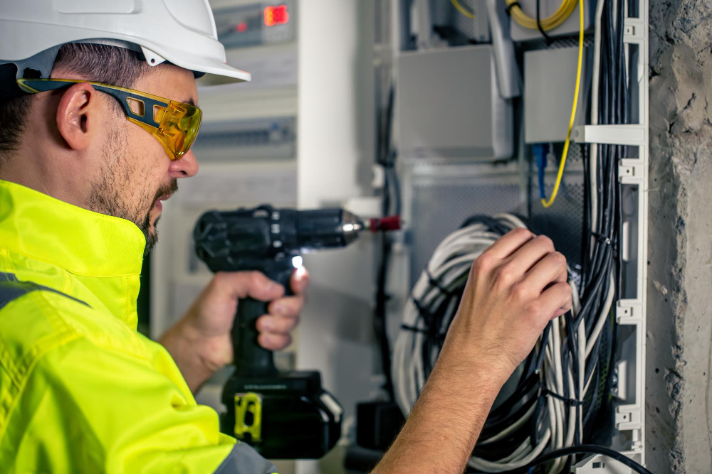 Proiectarea instalațiilor electrice pentru clădirile industriale: reguli de conformitate și siguranță