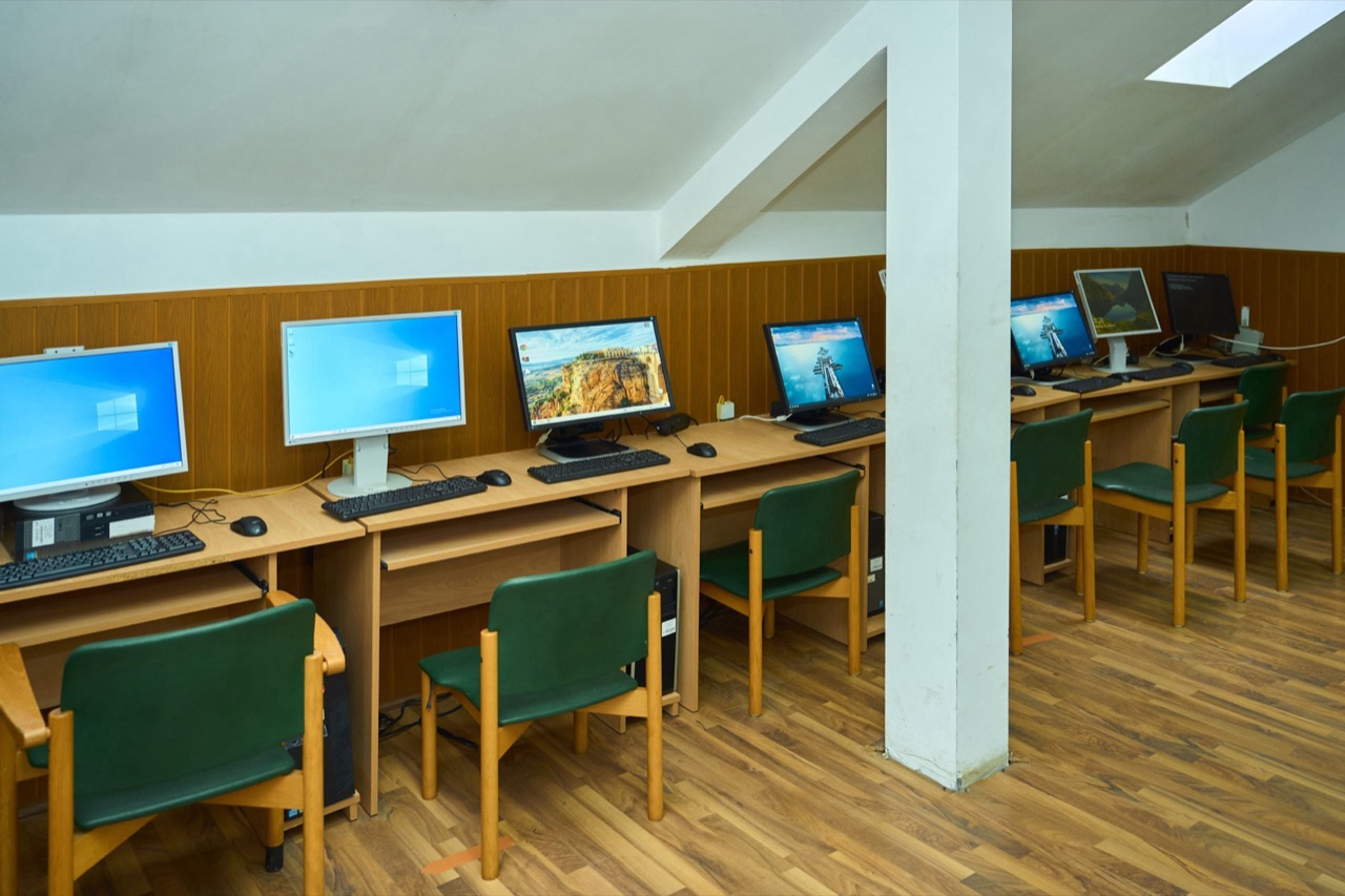 Acces la tehnologie și lectură: implicarea Next M în educația rurală